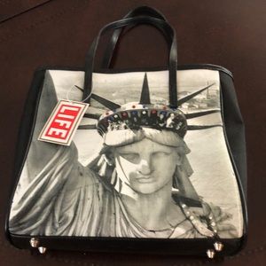Lady liberty handbag! A picture of the Statue of Liberty on a cute bag